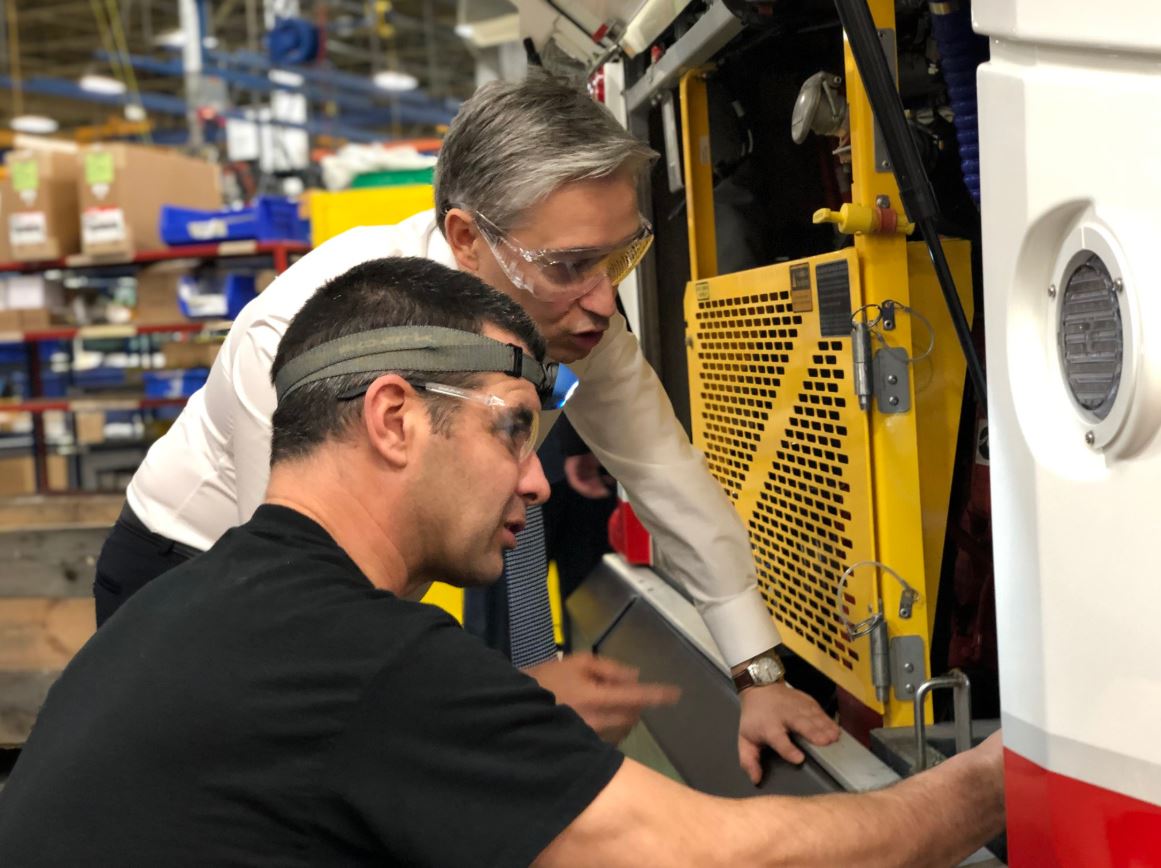 Minister Champagne speaking with tradesman