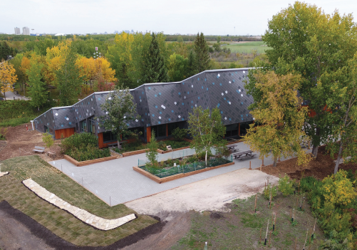 Richardson Interpretive Centre building from above at FortWhyte Alive in Manitoba. Building is surrounded by greenery 